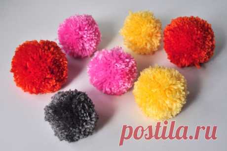 Три способа как сделать помпоны своими руками из ниток: с помощью пальцев,картонных кругов или вилки.Из готовых помпонов можно делать ковры, гирлянды, декор