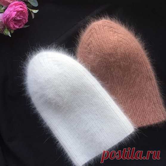 Продолжаем утепляться! Ещё одна шапочка из пуха норки

Источник: https://www.instagram.com/p/B5NhHRiAp9P/

Вяжем шапочку из пуха норки 90% пух норки 10% полиамид,скажу сразу что образцы я не вяжу ,у меня так «вяжу распускаю » Вяжу на размер 55-57 ,нам понадобиться 2 моточка,вяжем 4 основаная нить+ 4 доп.ниточки,нужно набрать то количество петель ,которое будет кратно 4,так как макушка делиться на 4.
Я набираю 92 петли,спицы 4 мм,соединяю вязание в круг и переворачиваю вяза...