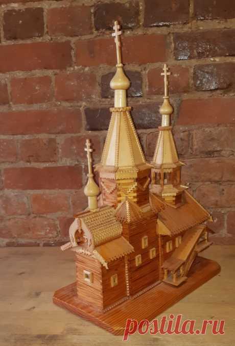Успенская Церковь 1774 года. Кондопога. 20 век. СССР. Художественная ручная работа.
См. обзор :
https://youtu.be/iwpeE43c1TM
Высота : 580 мм.
Основание : 390 (350 ) х 235 (190).
Цена : 8000 руб.
Купить сейчас :

Справка : Последний деревянный храм — четвёртый, был построен в 1774 году — уже на закате деревянного зодчества. Принадлежал к местной прионежской школе шатрового зодчества, которой присущи характерные особенности: фронтонный пояс