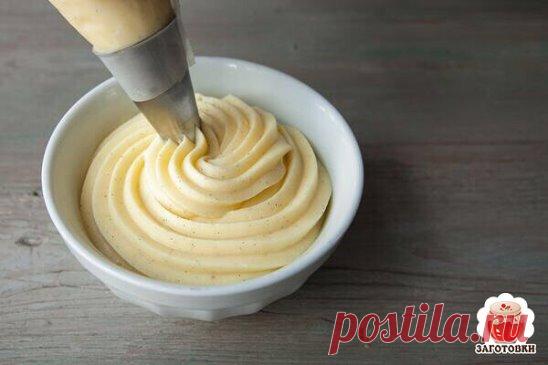 4 лучших рецепта крема: Крем Патисьер, Крем Англез, Миндальный крем, Крем Пари-Брест или крем муслин с пралине.
1. Крем Патисьер (Crème Pâtissèrie, Pastry cream).
Очень нежный, вкусный крем. С добавлением разных ингредиентов превращается в другие виды крема.
Ингредиенты:
250 мл молока
стручок ванили (у меня ванильный сахар с семенами ванили)
60 г сахара
3 желтка
25 г кукурузного крахмала
25 г сливочного масла
Приготовление:
Молоко и семена ванили довести до кипения.
Сахар, крахмал и желтки