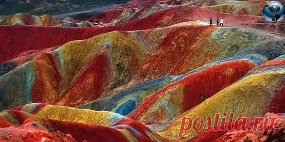 Это уникальное геологическое явление, известное как Danxia landform (Китай). Цвет -результат накопленного в течении миллионов лет красного песчаника и других осадков, которые высохли, осели и окислились.