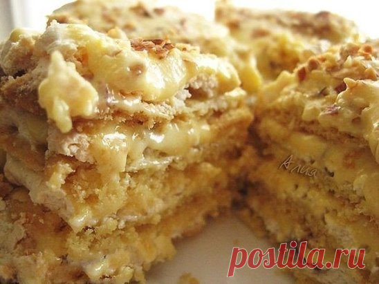 ТОРТ КОРОЛЕВСКИЙ
Привлекло меня в этом тортике то, что два коржа (песочный и безе) выпекаются вместе! Сделала, попробовала... вкусно!
Стакан = 250 мл.
Коржи:
1-й корж:
2 желтка
1/3 ст. сахара
100 гр сливочного масла
0,5 ч.л. соды - погасить уксусом
1 ст. муки
2-й корж
2 белка
2/3 ст. сахара
0,5 - 1 ст орехов
Крем:
0,5 банки сгущенки
150 гр сливочного масла
Приготовление:
1-й корж:Желтки растереть с сахаром,
добавить растопленное сливочное масло, гашеную соду и муку.
Замесить тесто и постави