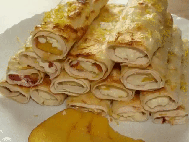 Трубочки из лаваша с творогом и бананом.
Ингредиенты:
Лаваш (тонкий) — 1 шт.
Творог — 200 г
Бананы — 1 шт.
Ванилин — по вкусу
Сметана — 3 ст. л.
Яйца куриные — 1 шт.
Приготовление:
1. Банан порезать кусочками. Творог смешать с ванилином и сметаной.
2. Лаваш порезать на полоски, выложить творог и банан. Свернуть в трубочку.
3. Трубочки выложить на силиконовый коврик, смазать яйцом и запечь в духовке около 20 минут.