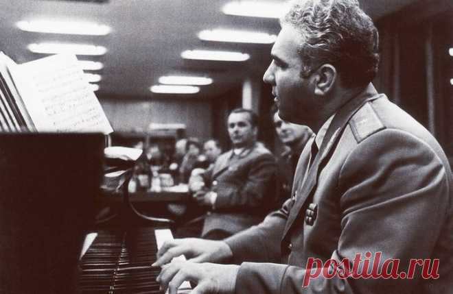 Удивительная судьба генерала милиции | Чёрт побери В 70-е он возглавлял ГУВД Московской области, был начальником угрозыска. Днем ловил бандитов, а вечерами писал музыку.    «Снегопад» Брегвадзе, «Не надо печалиться», — визитная карточка «Самоцветов», «Я хочу, чтобы песни звучали», «Вот и встретились два одиночества» в исполнении Кикабидзе и еще много-много песен, которые брали в свой репертуар Кобзон, Магомаев, Зыкина, Лещенко, Мулерман… Один из лучших сыщиков страны был е...