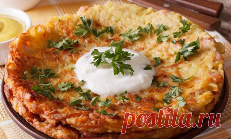 В праздники совсем не хочется готовить по утрам, но вкусный и сытный завтрак может быть готов буквально за 10 минут. Почти вся подготовка заключается в том, что нужно натереть сыр и картошку на терке. Как только сыр и картошка натерты – разбиваем в миску яйца и перемешиваем. Подготовка завершена - 5 ноября - 43330996441 - Медиаплатформа МирТесен