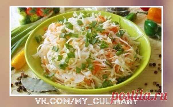 Невероятно вкусно. Остренькая капуста быстрого приготовления 
Очень простой вариант любимого блюда!


Ингредиенты: 
-капуста 
-морковь 
-чеснок 
-сахар 
-соль 
-перец 
-лавровый лист 
-растительное масло 
-уксус 

Приготовление: 
Итак, нашинковать 2 кг свежей капусты, натереть 3-4 морковки на крупной терке,4 зубчика крупного зимнего чеснока порезать. 

Залить маринадом немного остывшим: на 1 литр воды - 1/2 стакана сахара,2 ст.л крупной соли с горкой, 10 штучек перца горош...