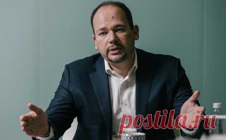 Вексельберг и Троценко решили инвестировать в «лежащие на боку» аэропорты. Совместное предприятие Виктора Вексельберга и Романа Троценко решило инвестировать в аэропорты, находящиеся в «плачевном состоянии», рассказал один из авторов идеи Евгений Чудновский. Среди его целей — аэропорты недалеко от Москвы