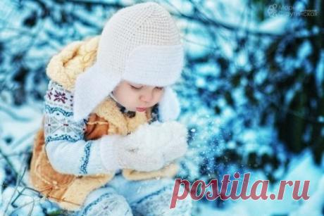 Тихо падает снег…растекаясь на тёплых ресницах,