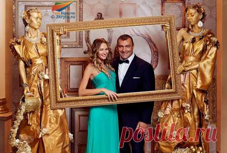 Артист стоит на специальном подиуме-возвышении практически без движения. #песочнаяанимация #трикрыла #рисункипеском #новогоднеешоу #песочноешоумосква #песочноешоузаказать #песочноешоуспб #шоу #шоупрограммы #москвапесочноешоу #заказатьшоу #Спбпесочноешоу #шоупроекты #новыйгод #артистынапраздник #event #шоутеатр #3kryla #песочноешоуроссия #песочноешоуназаказ #шоувмоскве #sandevent #песочноешоунасвадьбу