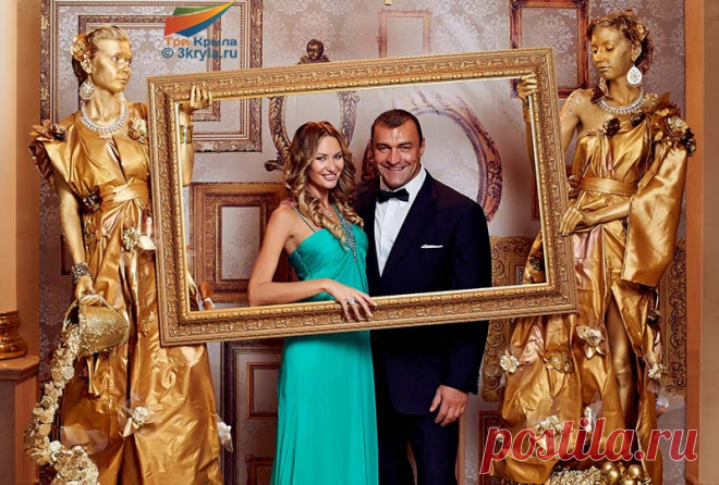 Артист стоит на специальном подиуме-возвышении практически без движения. #песочнаяанимация #трикрыла #рисункипеском #новогоднеешоу #песочноешоумосква #песочноешоузаказать #песочноешоуспб #шоу #шоупрограммы #москвапесочноешоу #заказатьшоу #Спбпесочноешоу #шоупроекты #новыйгод #артистынапраздник #event #шоутеатр #3kryla #песочноешоуроссия #песочноешоуназаказ #шоувмоскве #sandevent #песочноешоунасвадьбу