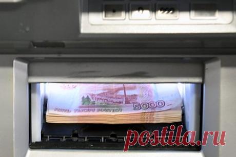 Неизвестные вывезли из российского ТЦ на тележке банкомат с миллионами рублей. В Истре Московской области неизвестные похитили из торгового центра «Бриз» банкомат. Двое молодых людей без масок погрузили его на тележку и вывезли. Двое молодых людей без масок погрузили аппарат на тележку и вывезли его в неизвестном направлении. На момент похищения в банкомате было два миллиона рублей.