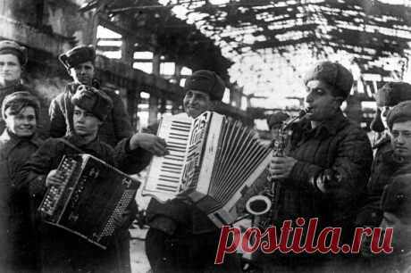 Тогда русские поняли, что время — это страшно (а еще после того, как не дождались выполнения очередных обещаний от государя), и применяли механизмы отсчета времени для психологических атак. Во время Великой Отечественной войны советская сторона пугала немцев метрономом. На фронтах монотонный стук доносился из громкоговорителей. Он прерывался через каждые 7 ударов комментарием на немецком языке: «Каждые 7 секунд на фронте погибает один немецкий солдат».