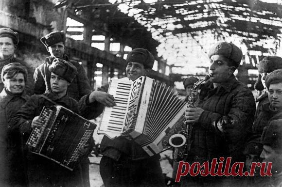 Тогда русские поняли, что время — это страшно (а еще после того, как не дождались выполнения очередных обещаний от государя), и применяли механизмы отсчета времени для психологических атак. Во время Великой Отечественной войны советская сторона пугала немцев метрономом. На фронтах монотонный стук доносился из громкоговорителей. Он прерывался через каждые 7 ударов комментарием на немецком языке: «Каждые 7 секунд на фронте погибает один немецкий солдат».