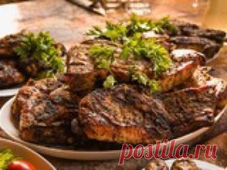 Легкие рецепты вкусных шашлыков с изумительным соусом Дача – это не только место для тяжелого труда, но и уголок для уютного семейного загородного отдыха. И так как пост позади, а майские праздники – впереди, самое время вспомнить рецепты шашлыков, чтобы порадовать своих близких вкусным пикником на свежем воздухе. А чтобы мясо было по-весеннему вкусным, его лучше подавать с пряным соусом на основе свежей зелени.