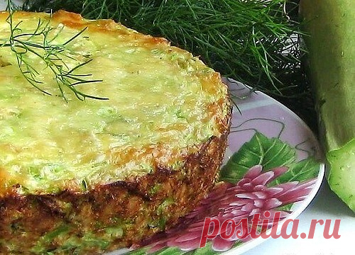 Кабачковая запеканка с творогом 
 
Итого на 100 гр 35 ккал 
Б/Ж/У 2.7 / 0.6 / 4.6 
 
Ингредиенты: 
Кабачoк (средний) — 2шт 
Творог обезжиренный — 250г 
Яйцо — 2шт 
Соль (по вкусу) 
Зелень 
Чеснок — 2 зуб. (по желанию и вкусу) 
 
Приготовление: 
1. Кабачки натираем на крупной тёрке. 
2. Яйца слегка взбиваем с солью, добавляем творог, зелень. 
3. Лишний сок с кабачков отжимаем и сливаем. 
4. Смешиваем с яично-творожной массой. 
5. Форму для запекания выстилаем пергаментной б...
