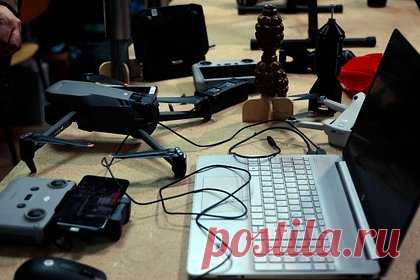 Военный эксперт рассказал о принципах работы «Выжигателя». У таких комплексов радиоэлектронной борьбы (РЭБ), как «Выжигатель», характеристики обычно находятся под грифом секретности, однако принципы работы антидроновых ружей примерно одинаковы, рассказал в беседе с «Лентой.ру» военный эксперт Алексей Леонков. Ранее о новейшем комплексе сообщили в Росгвардии.