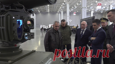 Более 30 образцов вооружения от 18 предприятий: Шойгу проверил новые роботизированные комплексы. Министр обороны РФ Сергей Шойгу проверил выполнение указаний по разработке роботизированных комплексов, систем перспективного вооружения, а также обеспечения военнослужащих. В конгрессно-выставочном центре «Патриот» главе российского военного ведомства представили более 30 образцов вооружения и техники от 18 предприятий промышленности. По некоторым вопросам Шойгу дал дополнительные поручения.…