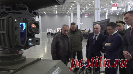 Более 30 образцов вооружения от 18 предприятий: Шойгу проверил новые роботизированные комплексы. Министр обороны РФ Сергей Шойгу проверил выполнение указаний по разработке роботизированных комплексов, систем перспективного вооружения, а также обеспечения военнослужащих. В конгрессно-выставочном центре «Патриот» главе российского военного ведомства представили более 30 образцов вооружения и техники от 18 предприятий промышленности. По некоторым вопросам Шойгу дал дополнительные поручения.…