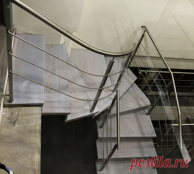 Лестница с каменными ступенями и нержавеющие перила