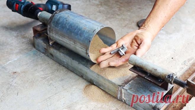 Галтовочная камера под дрель своими руками Чтобы очень качественно очищать от ржавчины и наслоений краски мелкие металлические детали, можно изготовлять небольшую галтовочную камеру. В качестве привода для нее подойдет дрель, но можно использовать и любой имеющийся электродвигатель. Это эффективное устройство, которое позволит вычистить от