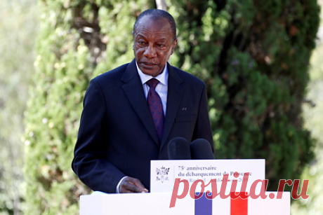 Арестовавшие президента Гвинеи мятежники сделали объявление. Мятежники, арестовавшие в начале сентября 83-летнего президента Гвинеи Альфу Конде, объявили о введении хартии переходного периода. Из документа следует, что страной в переходный период будут управлять президент, правительство и Национальный переходный совет из 81 члена.