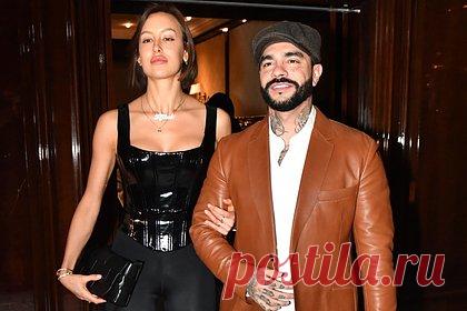 Снимки возлюбленной Тимати заметили на Wildberries. Возлюбленная рэпера Тимати Валентина Иванова приняла участие в рекламе бренда спортивной одежды RELY. Российская модель позировала перед фотографом с распущенными волосами и нюдовым макияжем в нескольких костюмах производства указанной марки. Так, на одном из снимков она запечатлена в белых бра и легинсах.