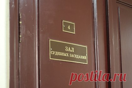 Случайно застрелившему сына на охоте россиянину вынесли приговор. Сладковский районный суд в Тюмени приговорил 40-летнего местного жителя к году исправительных работ с ежемесячным удержанием из зарплаты десяти процентов в пользу государства. Следствие и суд установили, что 23 ноября 2022 года он вместе с 10-летним сыном охотился на косулю.