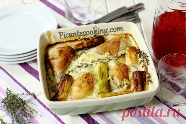 Курячі ніжки з цибулею порей та сметанним соусом | Picantecooking