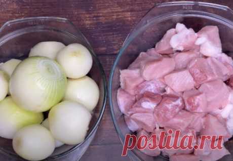 Килограмм лука на килограмм мяса: вкуснее мясо приготовить сложно - Steak Lovers - медиаплатформа МирТесен Вкуснее мясо будет приготовить действительно непросто: сделаем его вместе с большим количеством лука. Получится восхитительное мясо, прекрасно подходящее под любой гарнир. Ингредиенты: Мясо — 1 килограмм Репчатый лук — 1 килограмм Соль, перец и любые специи по вкусу. Растительное масло Способ