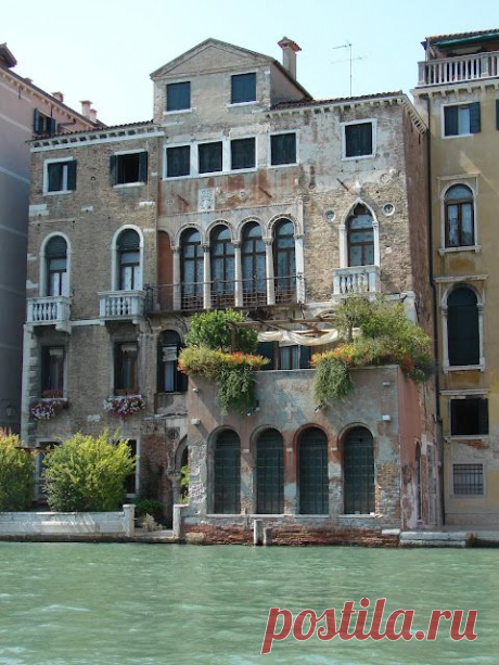 Venice: kazanova house   |  Pinterest