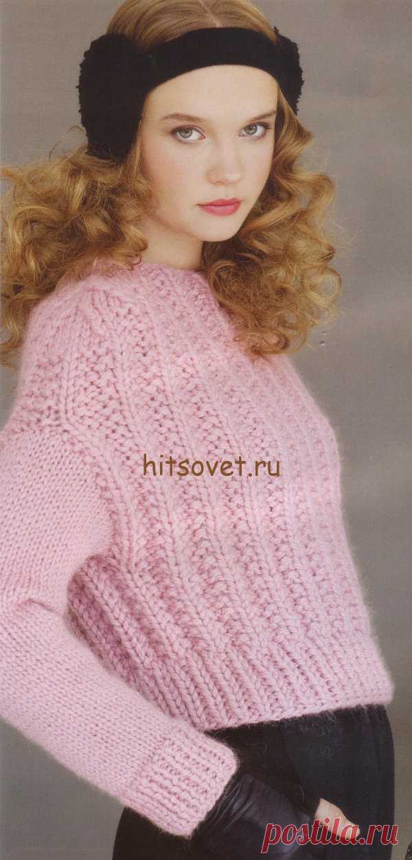 Розовый джемпер граненой резинкой - Хитсовет Розовый джемпер граненой резинкой. Модная модель розового джемпера с лифом, выполненным граненой резинкой по кругу. Рукава связаны лицевой гладью и имеют низкую посадку.