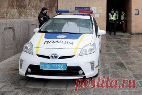 На Украине сотрудник военкомата напал на жену солдата ВСУ. На Украине в городе Ужгород пьяный сотрудник военкомата напал на жену солдата Вооруженных сил Украины и нанес ей телесные повреждения. Мужчина набросился на нее со спины и нанес два удара в голову. Позже у него в крови обнаружили 2,04 промилле алкоголя, а местные жители сообщили, что он и раньше нападал на людей.