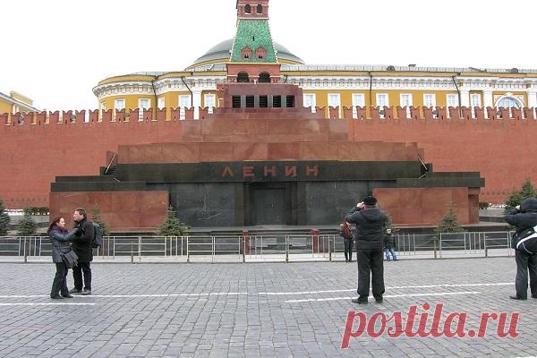 Опрос: нужно ли захоронить Ленина? Дискуссия о том, нужно ли захоронить тело вождя мирового пролетариата Владимира Ленина, неожиданно вновь поднялась в преддверии президентских выборов 2018 года.