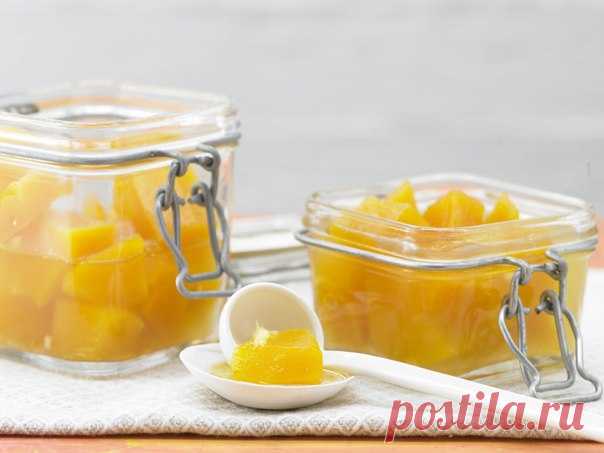#рецепты@nice_food 
| #рецепты | #высокая_кухня | 

Кисло-сладкий компот из тыквы 
с имбирем 

тыква 1,2 кг 
имбирь (примерно 10 г) 
1 лимон 
110 г сахара 
2 гвоздики 
5 ст.л. уксуса из белого вина 
½ палочки корицы 

Тыкву очистить от шкурки и от семечек, нарезать кубиками размером в 2 см. 

Имбирь очистить и мелко нарезать. 

Из лимона выжать сок. Шкурку натереть на мелкой терке. 

250 мл воды, 100 г сахара, шкурку лимона и лимонный сок, гвоздику, имбирь, палочку корицы ...