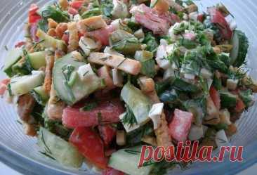 Салат с крабовыми палочками и сухариками — Домашняя кулинария
