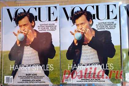 Голливудский актер обругал Гарри Стайлса за фото в платье на обложке Vogue. Голливудский актер Билли Портер негативно высказался по поводу обложки журнала Vogue с участием британского певца и актера Гарри Стайлса. 52-летний Портер, который регулярно появляется на публике в платьях и юбках, заявил, что Стайлс — неподходящая фигура для представления гендернофлюидного стиля одежды.