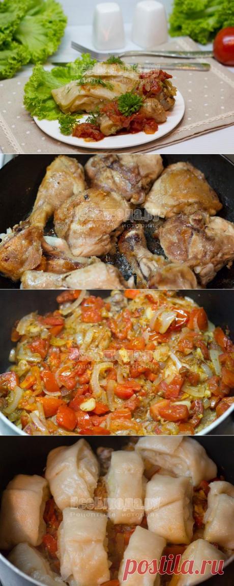 Курица с рулетиками из теста с луковой начинкой.