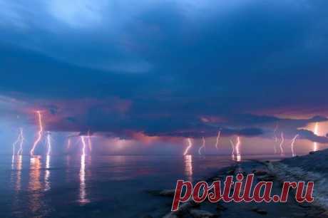 Гроза у побережья Черного моря в районе Анапы