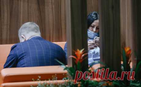 МВД предупредило об использующих тему санкций телефонных мошенниках. Телефонные мошенники стали просить перечислить деньги или взять кредит на фоне сообщений об отключении российских банков от международных платежных систем, передает «МВД-Медиа».