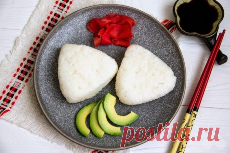 Онигири с крабовыми палочками и огурцом — Мой садочек