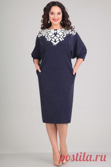 Платье Andrea Style, синий (модель 0038) — Белорусский трикотаж в интернет-магазине «Швейная традиция» Платье силуэта летучая мышь. Рукав - реглан, по низу обработан манжетой. В рельефах функциональные карманы. По полочке оригинальная вышивка- аппликация из ткани, имитирующей кожу. Дополнительно лиф украшен клеевыми стразами и съемной стильной брошью.