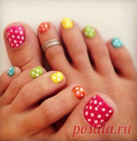 Разноцветный педикюр в горошек