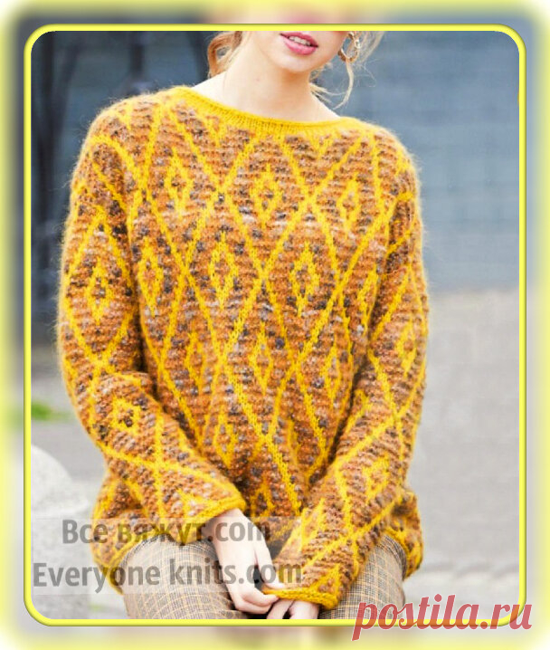 УДЛИНЁННЫЙ ПУЛОВЕР ИЗ МЕЛАНЖЕВОЙ И ОДНОТОННОЙ ПРЯЖИ.
ЖАККАРДОВЫЙ УЗОР В ВИДЕ РОМБОВ ВЫПОЛНЕН В НОРВЕЖСКОЙ ТЕХНИКЕ ПЛАТОЧНОЙ ВЯЗКОЙ И ЛИЦЕВОЙ ГЛАДЬЮ.