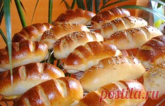 Кифле
Кифле - это такие булочки-рогалики, из невероятно вкусного сдобного теста с сыром. Родина этих булочек - страны Балканского полуострова. Начинкой может быть любой сыр или его смесь, ветчина, мармелад, шоколад, творог.
Завтрак без этих вкуснейших рогаликов в Белграде, Сараеве или Скопье так же трудно себе представить, как завтрак без круассана в Париже. Они хороши сами по себе, а также с джемом или медом, ветчиной или сыром...
Без всякого исследoвания ясно, что название происходит от ав