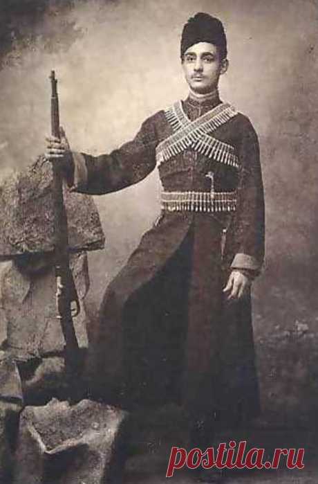 Մի անգամ Ոստանի շեյխերը հավաքվում են ու որոշում` Զատկի տոնական օրը Իլի (գյուղ Վանի նահանգում) վանական միաբանության անդամներին կոտորել։ Տեղեկանալով այդ մասին` Իլի վանահայրը զենք է ձեռք բերում և միաբանության անդամներին բաժանում։ Զատկի նախորդ օրը` նավակատիքին, երբ բոլոր շեյխերը հավաքված են լինում մզկիթում, վանականները բոլորին կոտորում են։ Այսպես է առաջացել « Զատիկն ավելի շուտ եկավ, քան նավակատիքը» առածը։
Աղբյուրը` Հարոյան Ռ., «Զատիկ»