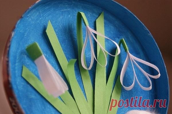 ПАННО «ПОДСНЕЖНИКИ» 
Замечательная весенняя поделка

Вам понадобятся:

• цветная бумага (зелёная и белая)
• вата
• синяя гуашь
• клей
• ножницы
• бумажная тарелка или крышка от круглой бумажной коробки
• • •
Белкины поделки: ok.ru/podelkabelka