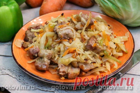 Капуста в рукаве с мясом. Рецепт с фото Даже не ожидала, что капуста с мясом, запеченная в рукаве, получится такой вкусной. Уточню, что капусту брала не самую лучшую, а многострадальный полукочан, завалявшийся в недрах холодильник. При всем при этом, результат порадовал: жирные кусочки свинины дали сок, который смешался с капустой, сделав её сочной, пропеченной и очень вкусной. Заметьте, что в рецепте нет ни грамма растительного масла для обжарки.