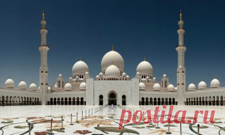 Мечеть шейха Зайда, Объединенные Арабские Эмираты / Мечеть может вместить около 40 тысяч верующих, имеет 82 купола и 1000 столбов. А еще здесь находится самый большой ковер в мире. | 25 уникальных храмов мира