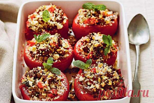 Как приготовить фаршированные помидорки  Вкусный рецепт приготовления фаршированных томатов с рисом, фаршем и сыром фета! Уровень сложности Средне Рекомендуем к прочтению: КАНАПЕ «БОЖЬИ КОРОВКИ» Как приготовить идеальное тесто: 7 правил Кулинарные лайфхаки для мужика. Персиковый ноктюрн! Кексы к чаю Способ приготовления Время приготовления:1 час 30 минут. Количество: 6 порций Ингредиенты 1/2 ст. коричневого риса 1 ст. ложка оливкового масла 1 средняя луковица (мелко нареза...