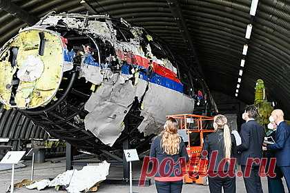 Нидерланды захотели экстрадировать россиян по делу MH17. Власти Нидерландов захотели экстрадировать российскую пару, которая предоставила им важные сведения о крушении самолета Boeing 777 авиакомпании Malaysia Airlines. Россияне, проживая на территории королевства, два года скрывали информацию о рейсе MH17. Миграционная служба посчитала долгое сокрытие информации нелогичным.
